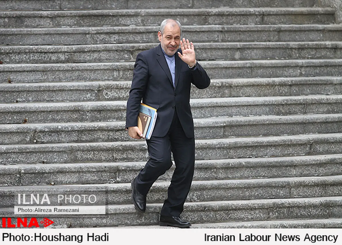 فانی٬ وزیر آموزش و پرورش باقی ماند