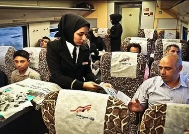 بلاتکلیفی چندماهه مهمانداران «ریل‌باس»/ حقوق و بیمه کارگران از تیرماه قطع شده است