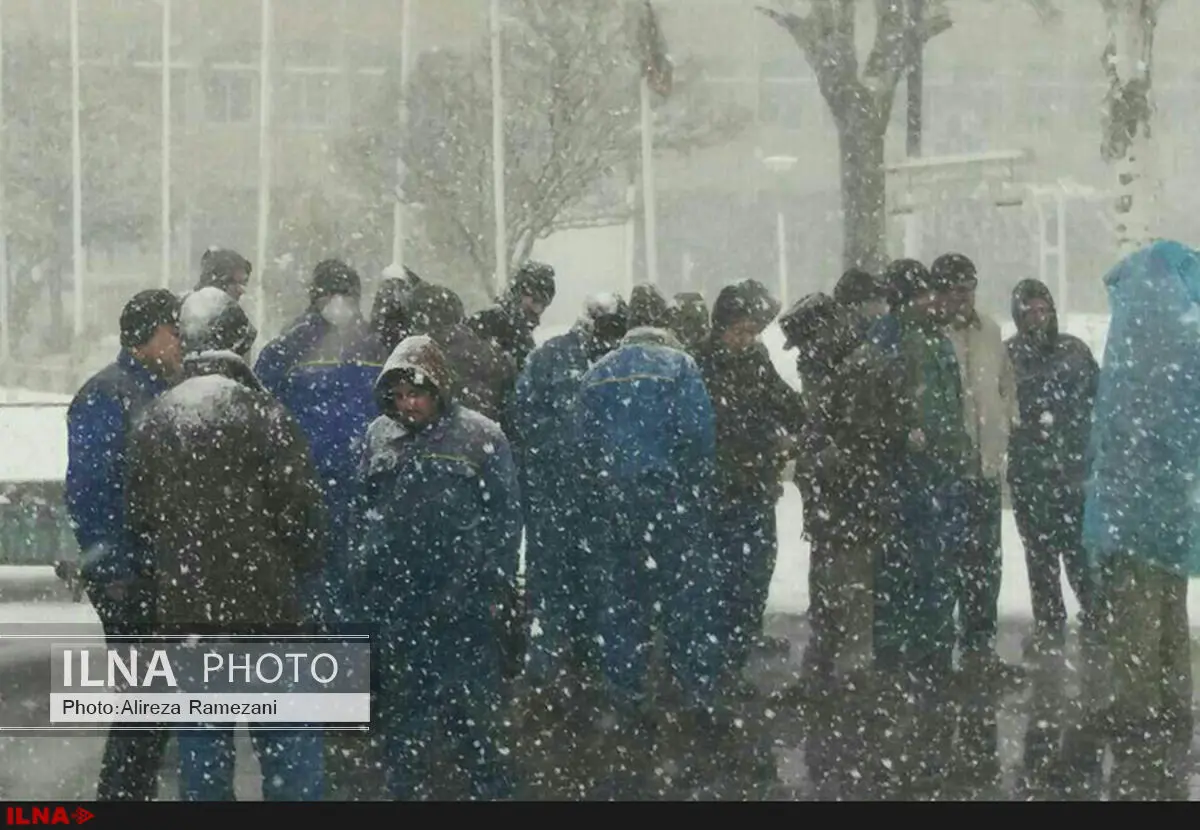 ادامه اعتراض کارگران لیفتراک سازی زیر بارش برف