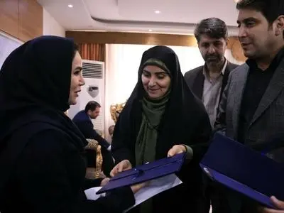 تجلیل وزیر راه و شهرسازی از فرزند شهید و همسر کارمند فقید راهداری در سفر به کردستان