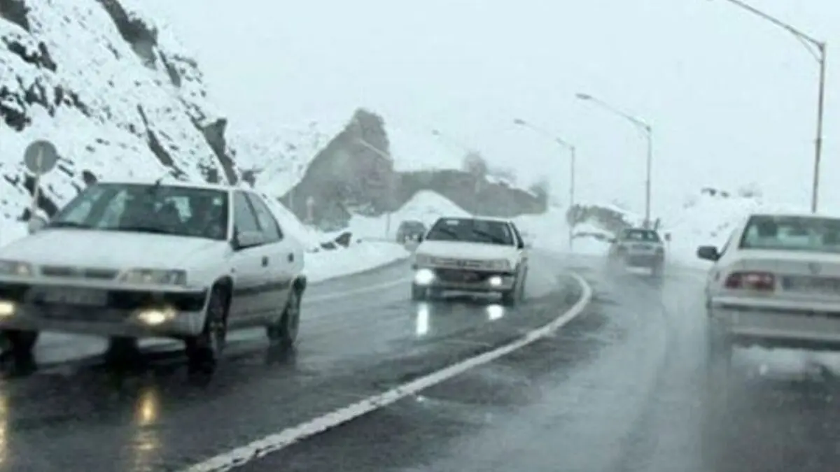 بارش برف و باران در محورهای مواصلاتی ۱۶ استان کشور 
