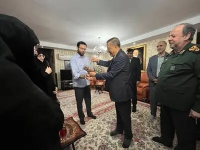 دیدار معاون اجرایی رئیس‌جمهور و سرپرست وزارت دفاع با خانواده وزیر دفاع شهید