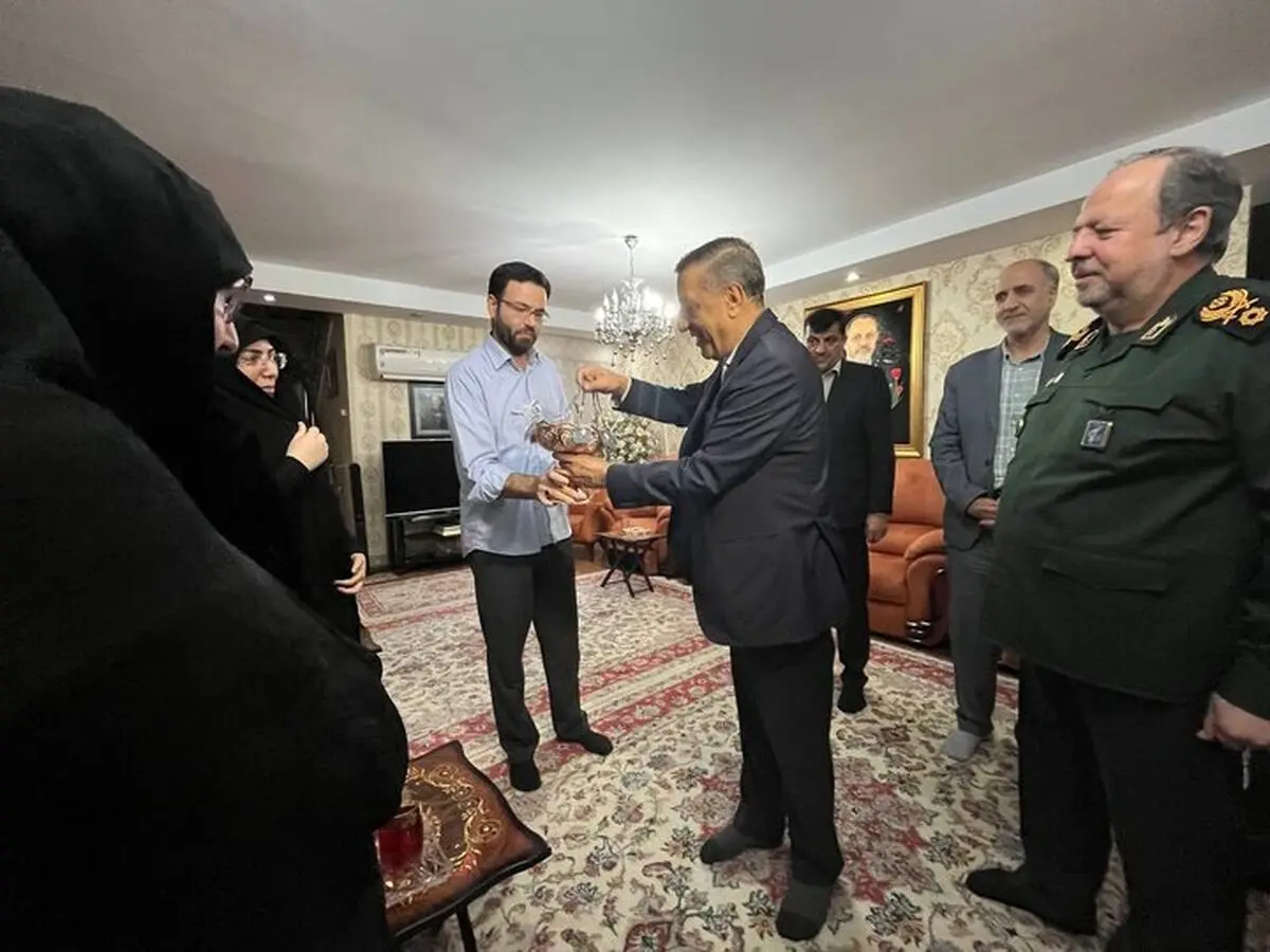 دیدار معاون اجرایی رئیس‌جمهور و سرپرست وزارت دفاع با خانواده وزیر دفاع شهید