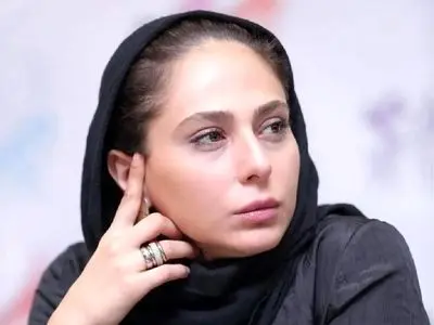 رعنا آزادی ور جلوی دوربین رضا گوران می‌رود