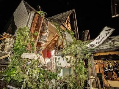 German hotel partially collapses, killing 1, trapping 8