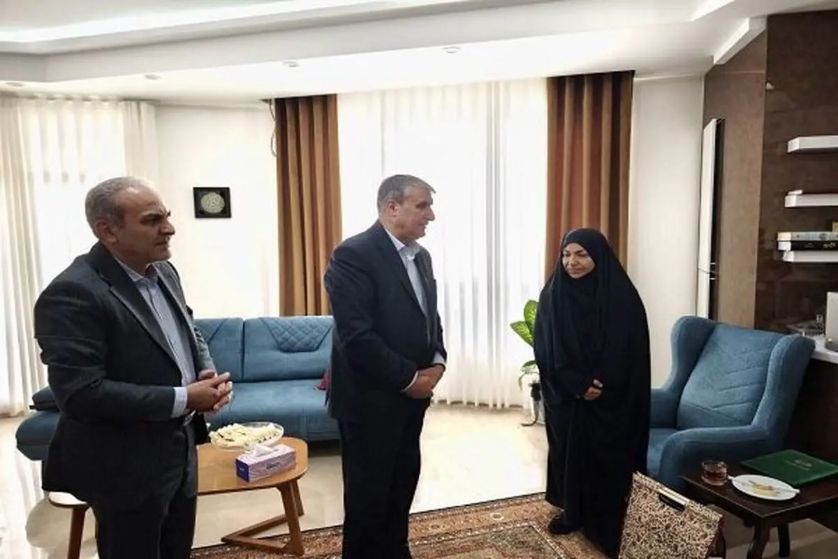 دیدار رییس سازمان انرژی اتمی با خانواده شهید عباسی