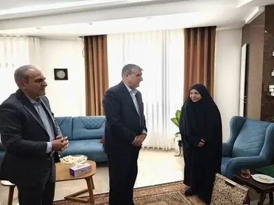 دیدار رییس سازمان انرژی اتمی با خانواده شهید عباسی
