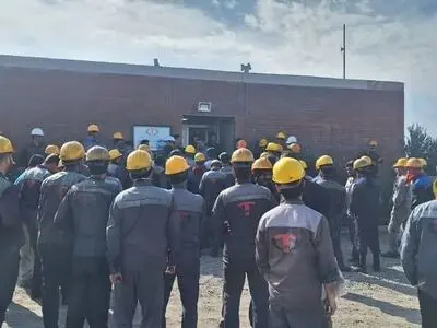 کارگران کک سازی طبس به کاهش مزایای مزدی و رفاهی اعتراض کردند 
