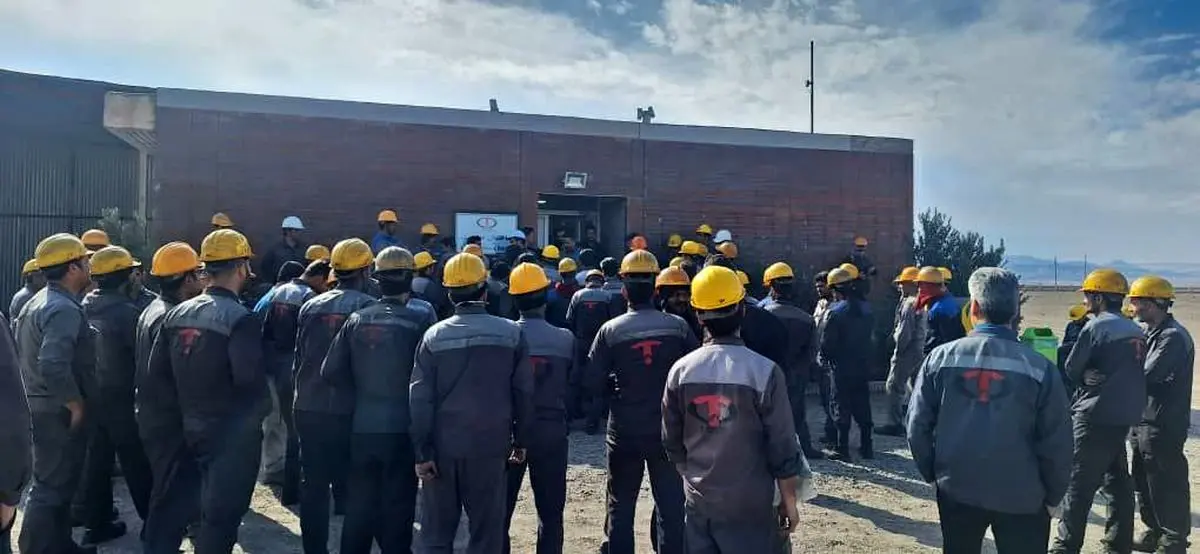 کارگران کک سازی طبس به کاهش مزایای مزدی و رفاهی اعتراض کردند 