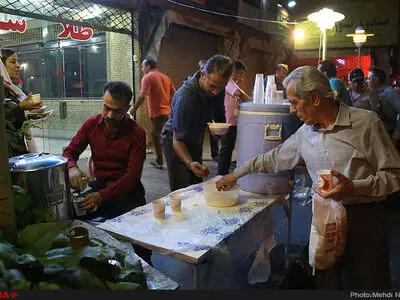 سفره های افطاری در خیابانهای تهران