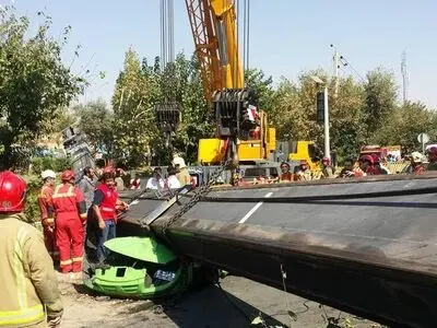 سقوط خودروی جرثقیل و تاور ساختمان در حال ساخت در مشهد