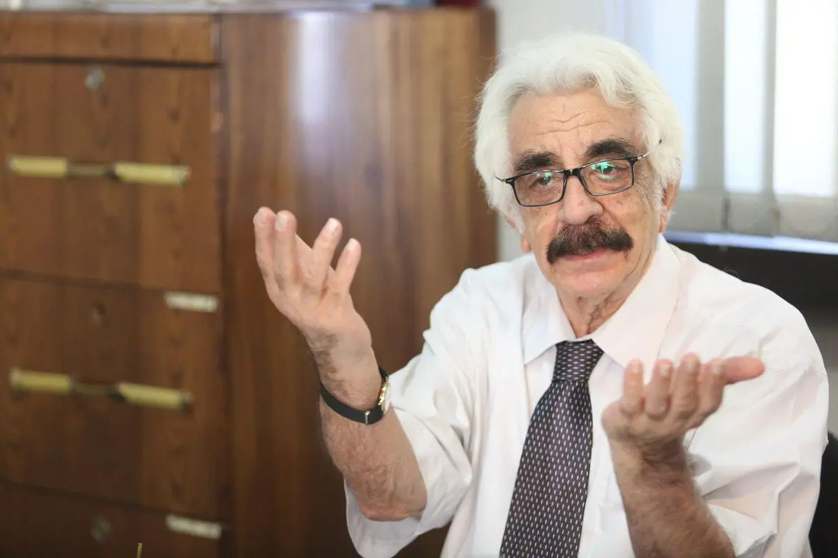 «فریبرز رئیس دانا» با علائمی شبیه به کرونا در بیمارستان بستری شد