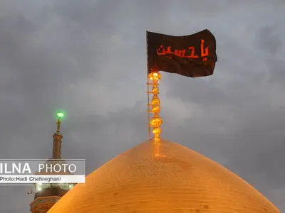 نصب پرچم حرم اباعبدالله الحسین (ع) بر گنبد حرم حضرت معصومه ( س)