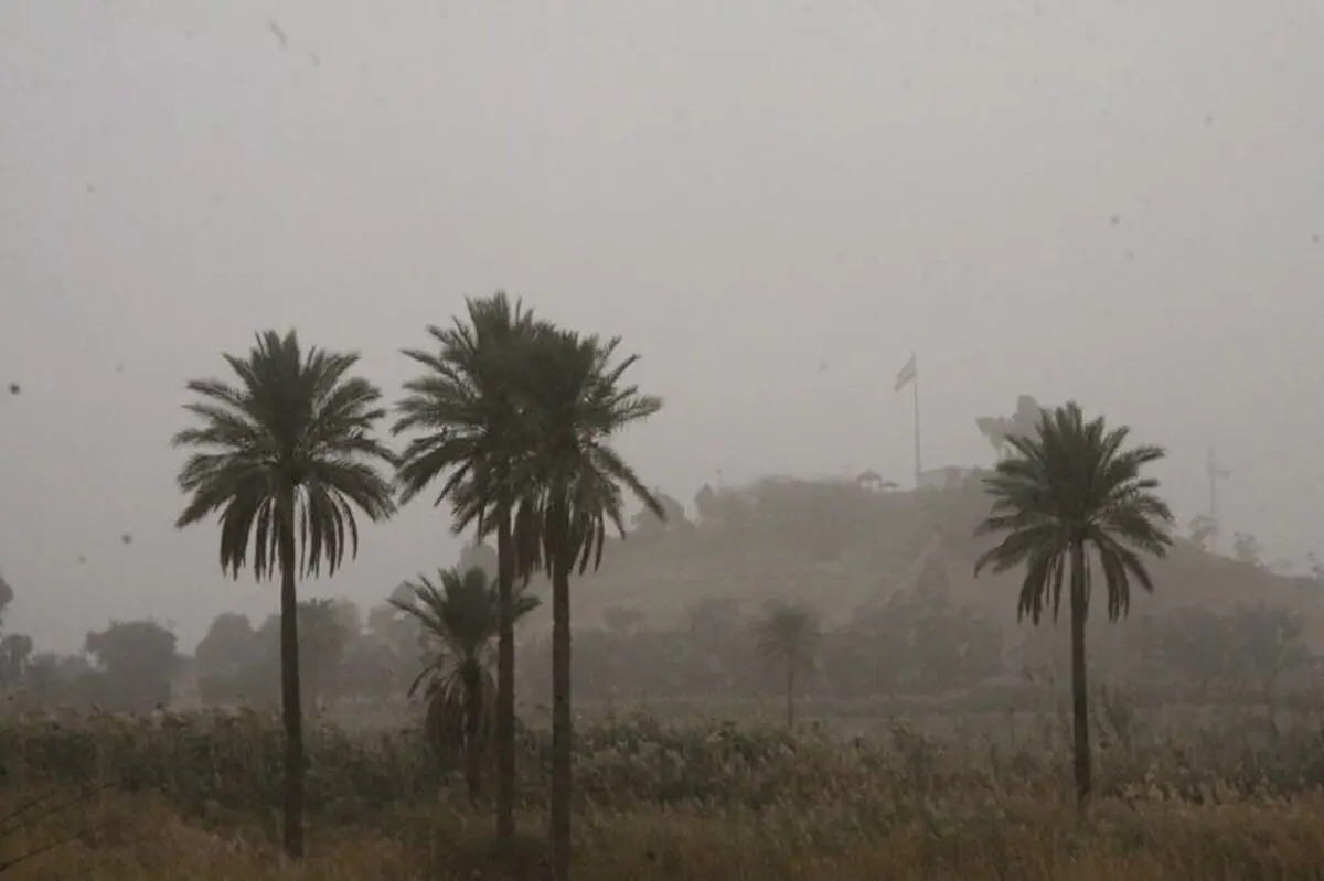 گرد و غبار قصرشیرین را فرا گرفت