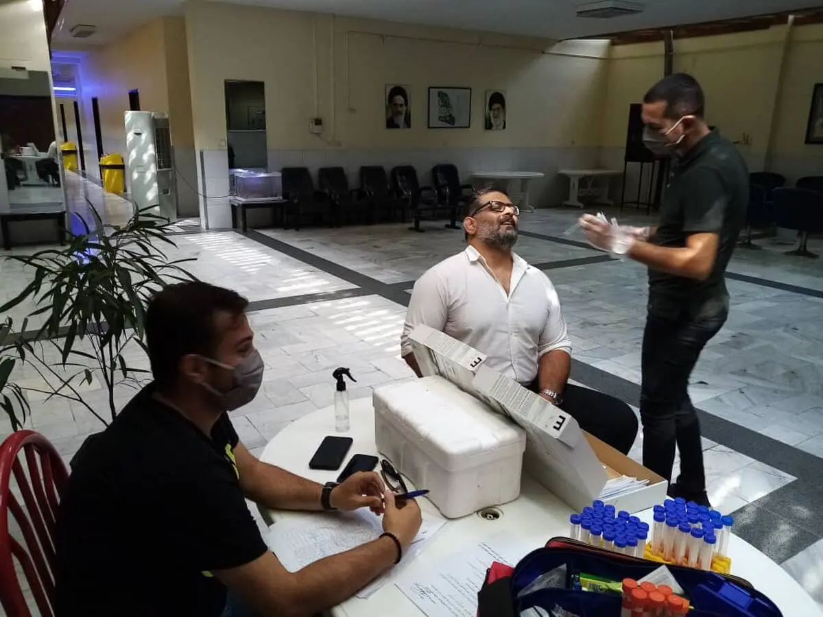 فرنگی کاران صبح امروز تست کرونا دادند