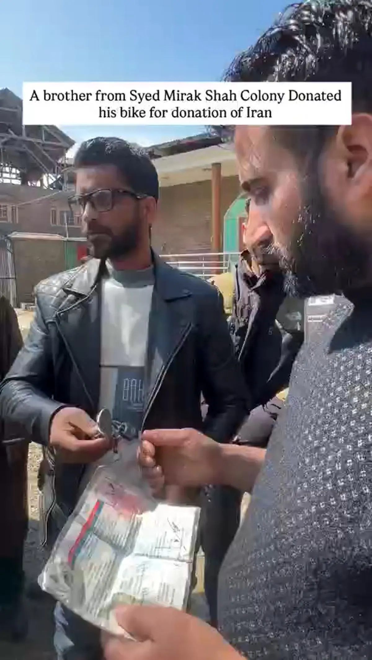 این جوان کشمیری موتورش را برای کمک به آسیب دیدگان جنگ در ایران تقدیم کرد + فیلم