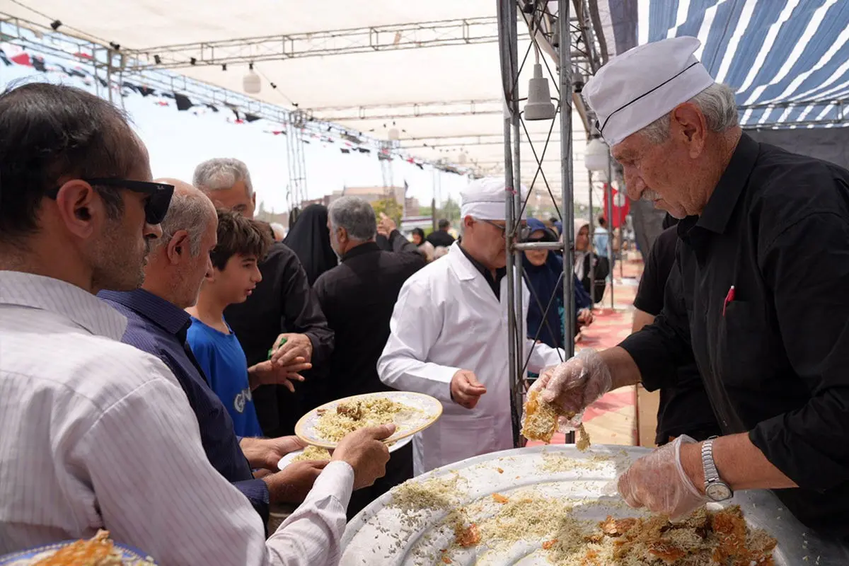 توزیع روزانه ۲۰ هزار پرس غذا میان زائران و خادمان مراسم وداع با رهبر شهید