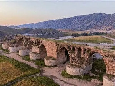 لرستان با داشتن ۱۰۰ پل تاریخی به‌عنوان پایتخت پل‌های تاریخی ایران شناخته می‌شود 