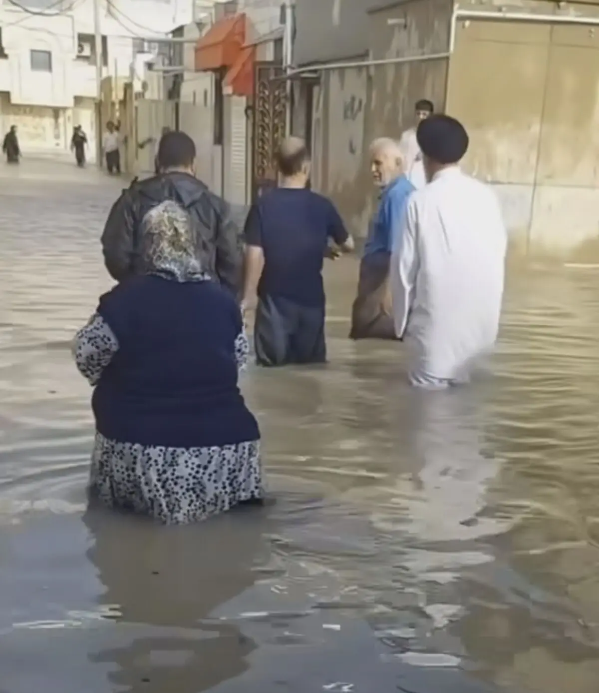 آبگرفتگی شدید خیابان ها در گناوه + فیلم