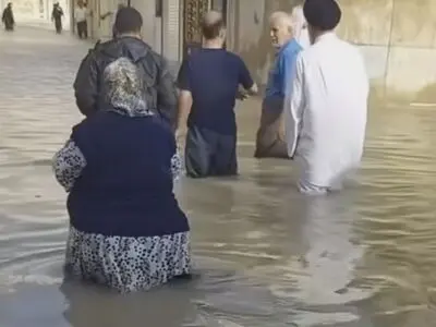 آبگرفتگی شدید خیابان ها در گناوه + فیلم