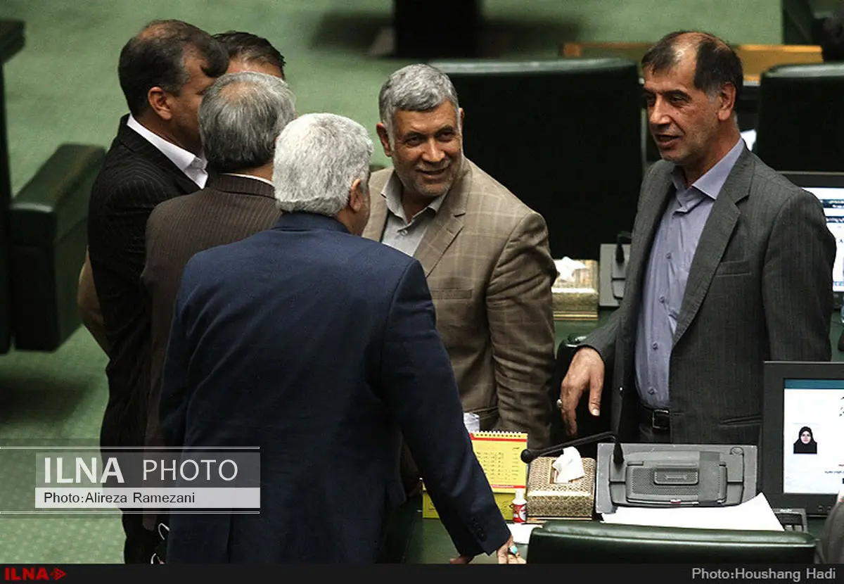 جلسه یکشنبه پر سر و صدا و متشنج بود/ عده اندکی بر طرح پیشنهادشان اصرار داشتند