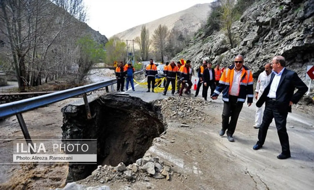 تلاش امدادگران برای یافتن اجساد حادثه سقوط خودرو در رودخانه کرج