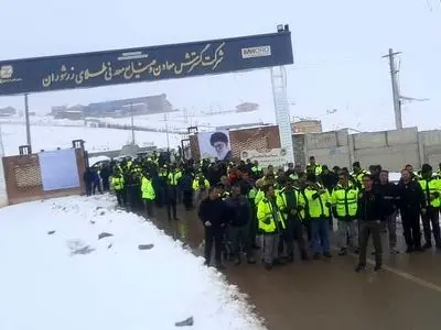 ادامه اعتراض کارگران معدن زرشوران تکاب/ قراردادهایمان سه‌ماهه است