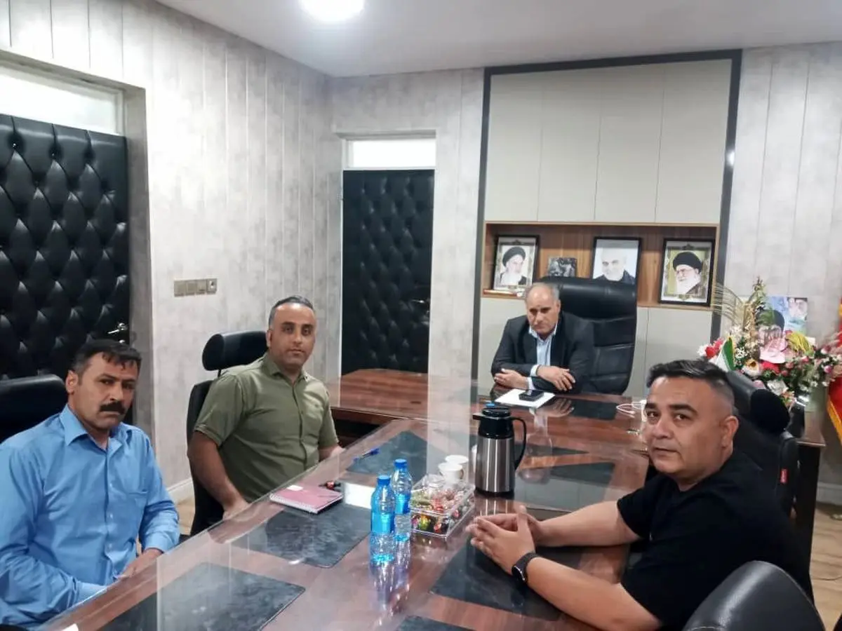 دیدار کارگران کارخانجات بتنی تراورس اندیمشک با نماینده مجلس