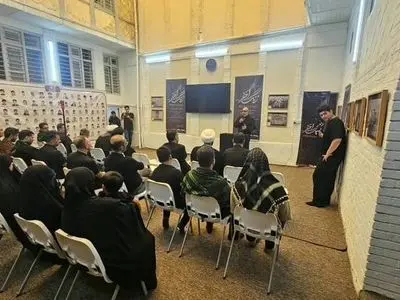 نمایشگاه «زنگ آخر» در نجف اشرف افتتاح شد/ صالحی‌امیری: «زنگ‌آخر» روایتی برای ماندگار کردن نام کودکان میناب است/ هنر می‌تواند رنج را به حافظه و حافظه را به مسئولیت تبدیل کند