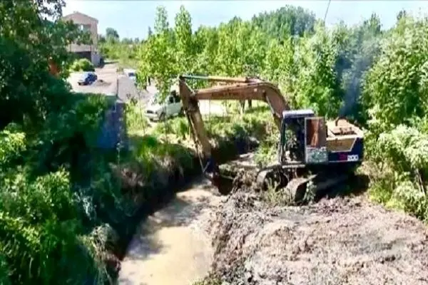 نهر بازکیاگوراب شهرستان لاهیجان لایروبی شد