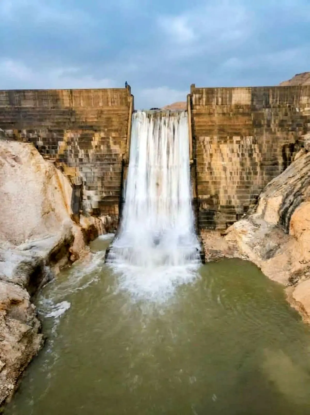 سد اخند عسلویه برای نخستین بار سرریز کرد