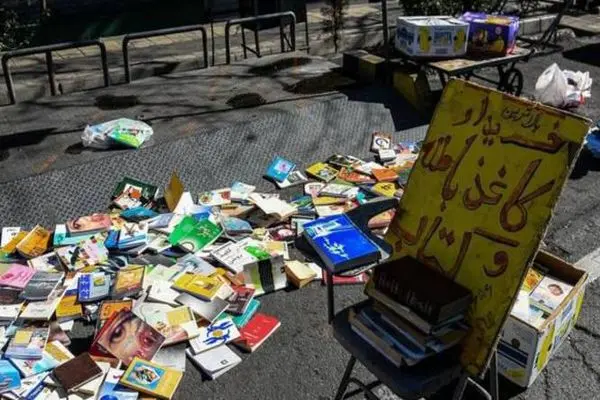 دستفروشان کتاب خیابان انقلاب جمع‌آوری می‌شوند