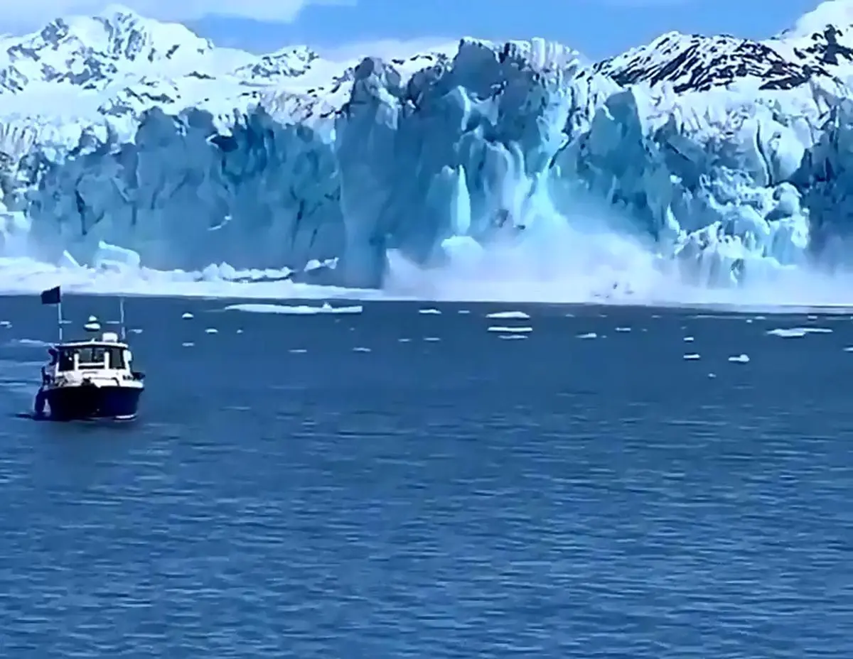نمایی شگفت‌ انگیز از انفصال توده یخ از دل دریاچه + فیلم