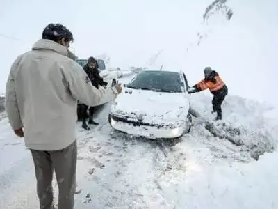 مسدود شدن برخی محورهای مواصلاتی استان زنجان در پی بارش برف / تردد کِشنده‌ها در محور زنجان - پاپایی ممنوع است