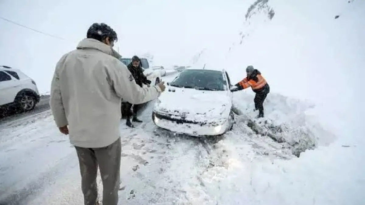 مسدود شدن برخی محورهای مواصلاتی استان زنجان در پی بارش برف / تردد کِشنده‌ها در محور زنجان - پاپایی ممنوع است