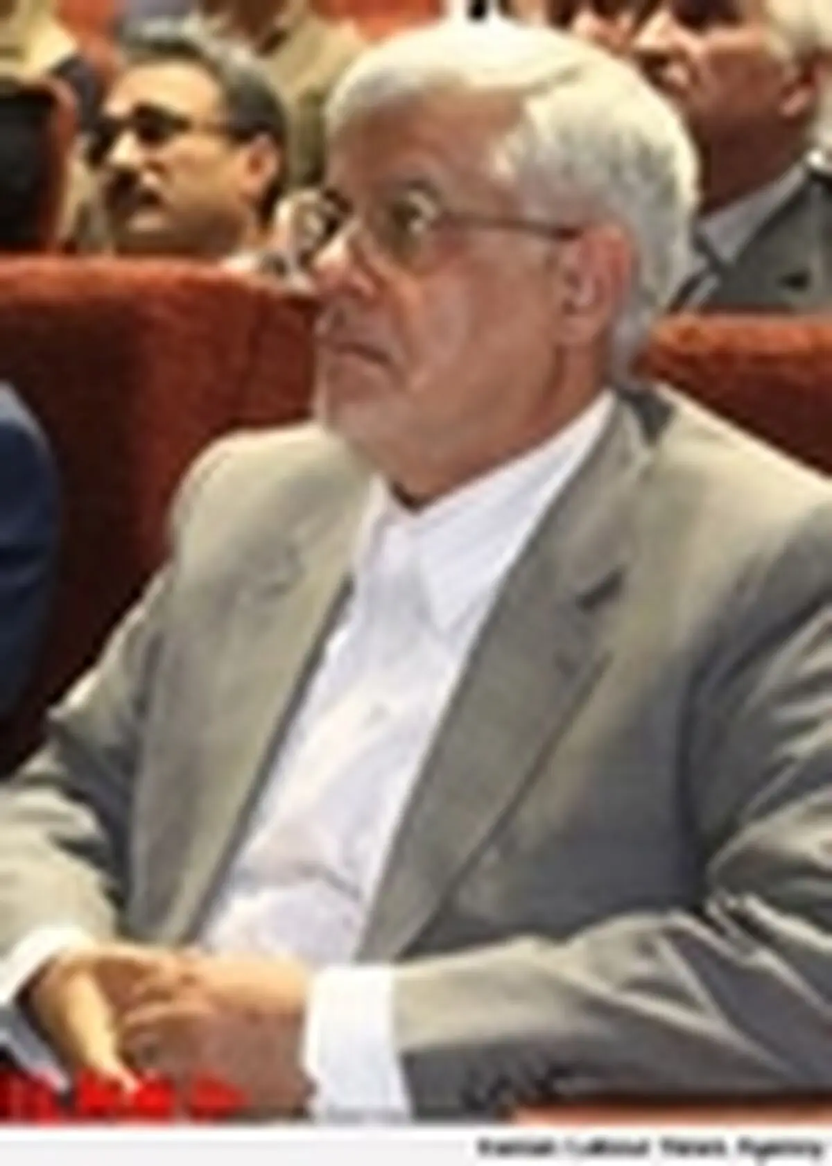 بازدید عارف از نمایشگاه عکس «جلوه حضور» ‌