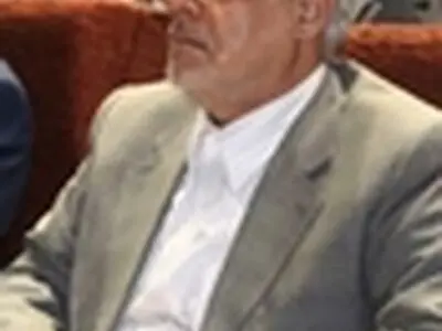 بازدید عارف از نمایشگاه عکس «جلوه حضور» ‌