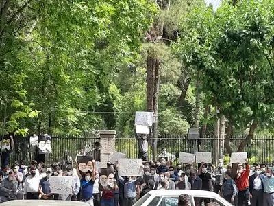 تجمع کیوسک‌داران در مقابل ساختمان شورای شهر تهران
