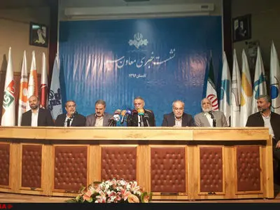 در جریان پخش خبر احضار روحانی به قوه‌قضاییه نیستم/دوربین بدرقه وزیر خارجه فرانسه را ناقص ضبط کرده/عده‌ای به زور می‌خواهند بگویند صداوسیما مشکل مالی دارد/مالکیت کلاه قرمزی مال رسانه ملی‌ست+عکس
