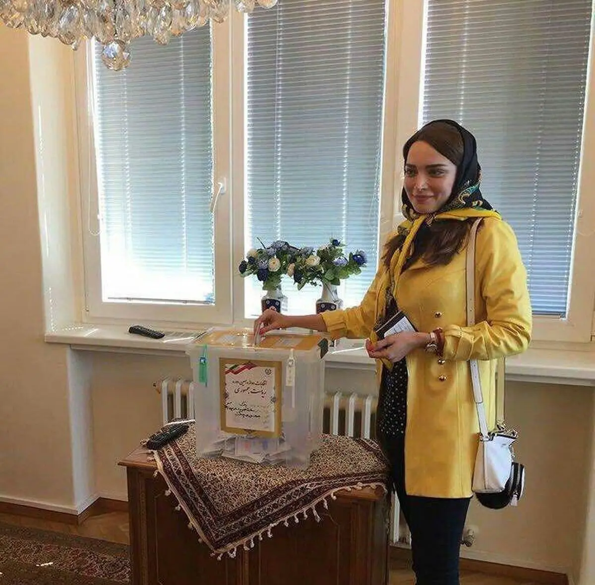 رأی دادن بهنوش طباطبایی در جمهوری چک(عکس)