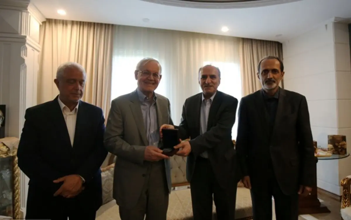 استادی که همه استادان شاگردش بودهاند