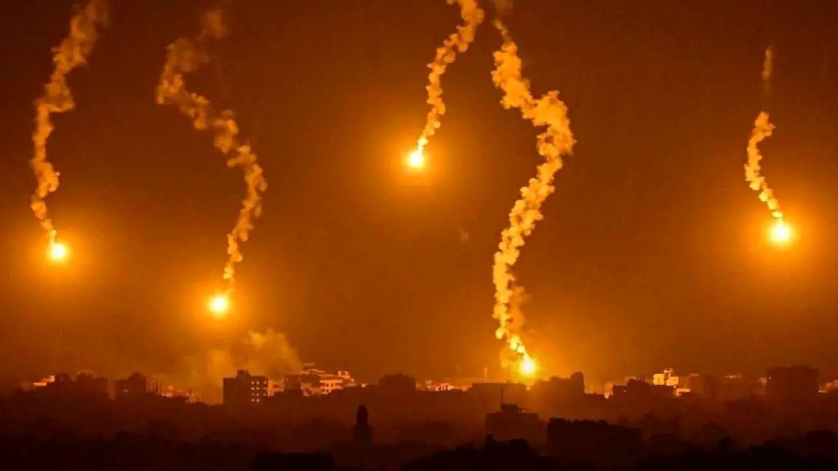 Zionist regime attacks Gaza with phosphorous bombs