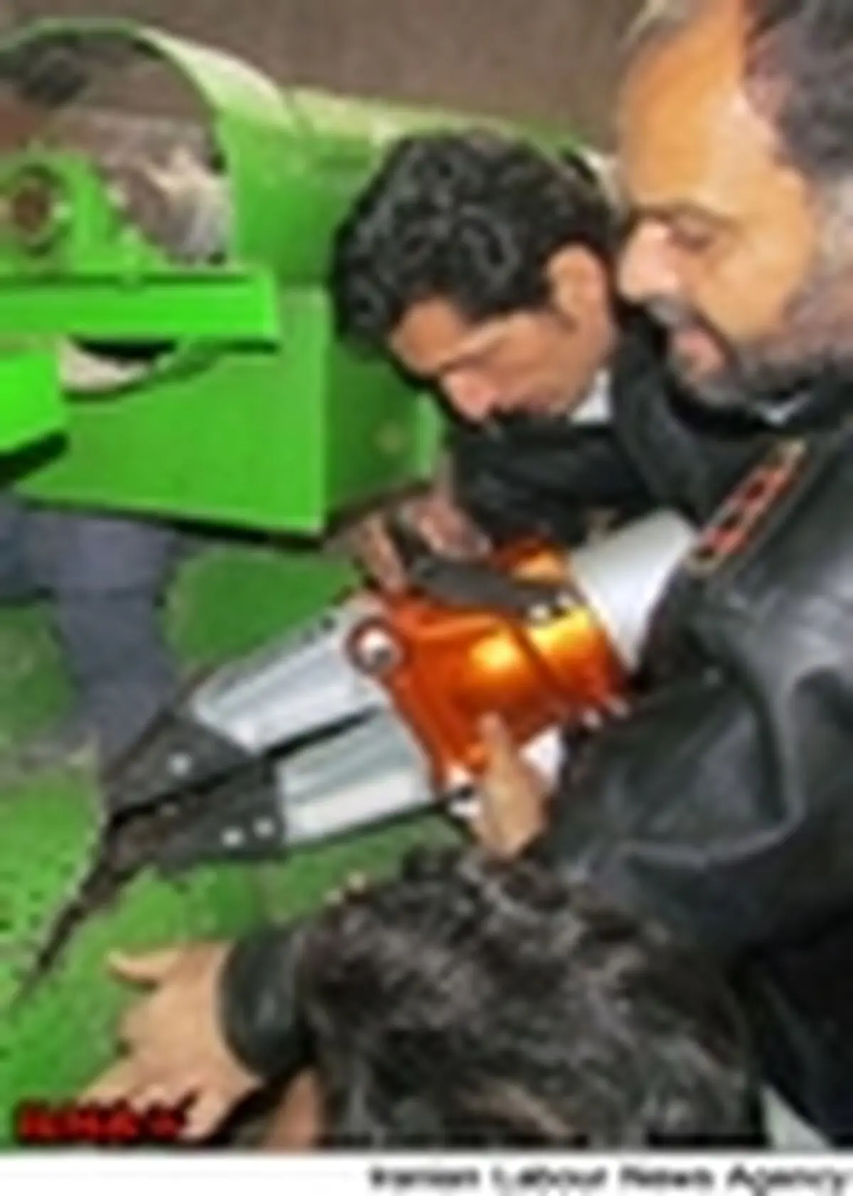دست کارگر بازیافت در کاشان از زیر دستگاه خردکن آزاد شد
