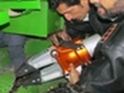 دست کارگر بازیافت در کاشان از زیر دستگاه خردکن آزاد شد