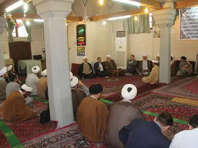 روحانیون به مسائل فرهنگی و اجتماعی بیشتر توجه کنند 