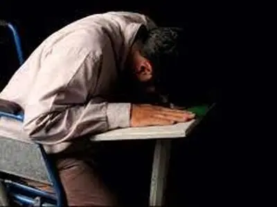 نماز خواندن روی صندلی در چه شرایطی باطل است؟