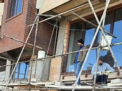 تداوم نصب شیشه واحدهای خسارت‌دیده در ارومیه/شیشه های ۱۸۰ واحد مسکونی نصب شد