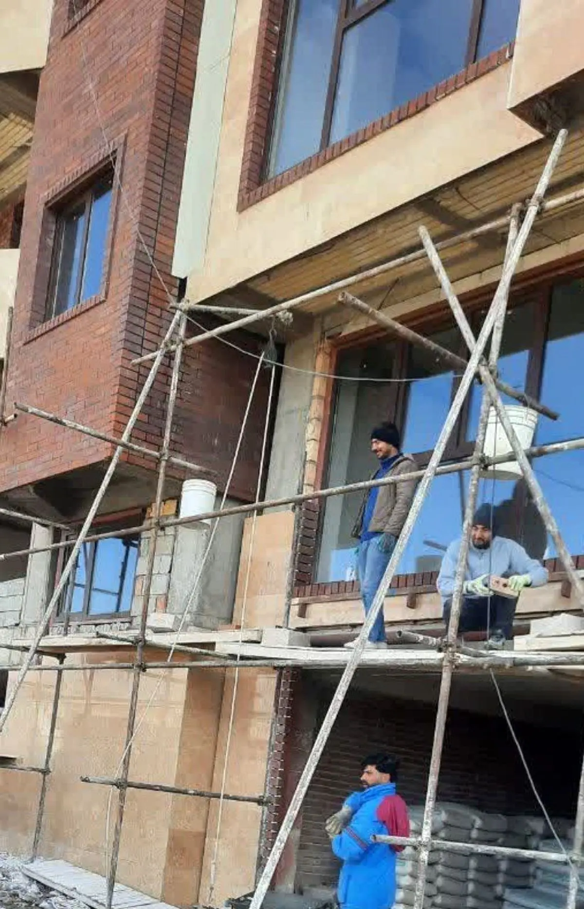 تداوم نصب شیشه واحدهای خسارت‌دیده در ارومیه/شیشه های ۱۸۰ واحد مسکونی نصب شد