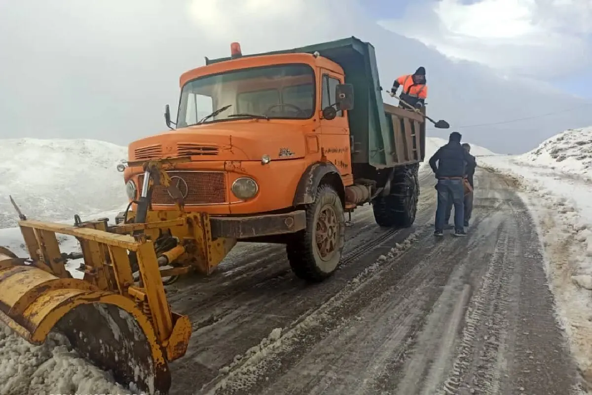 برف روبی و بازگشایی محورهای مواصلاتی۷ روستای اشنویه/امدادرسانی به ۱۰ خودروی گرفتار شده در برف