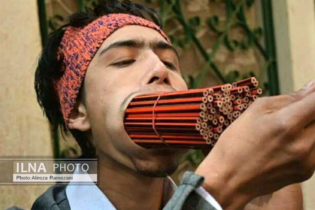مداد و دهها شمع در دهان یک مرد + عکس